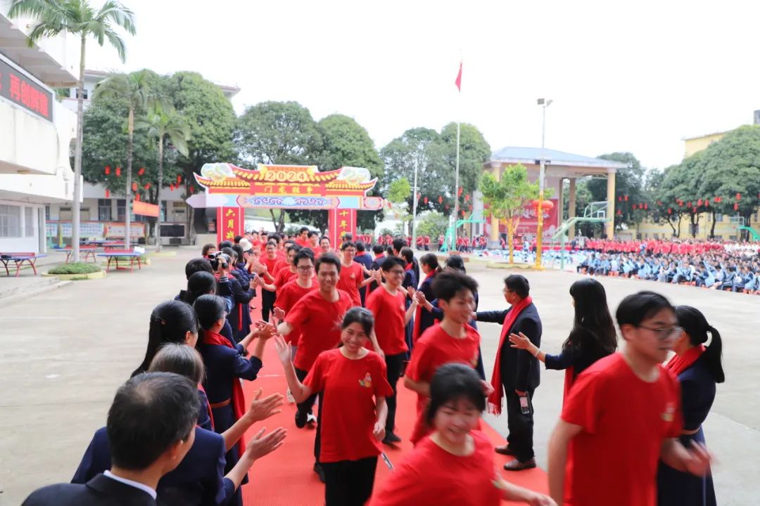 决战高考 超越梦想|南宁市第四十三中学2024届“虎狼军团”高考誓师大会 第30张 决战高考 超越梦想|南宁市第四十三中学2024届“虎狼军团”高考誓师大会 第30张