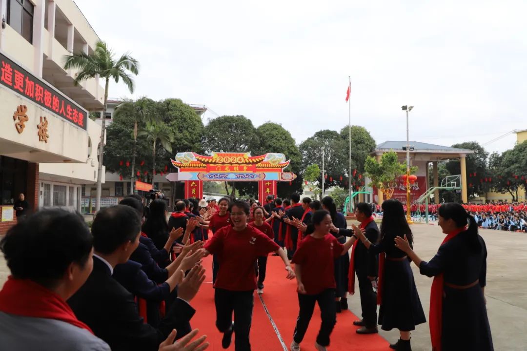 决战高考 超越梦想|南宁市第四十三中学2024届“虎狼军团”高考誓师大会 第28张 决战高考 超越梦想|南宁市第四十三中学2024届“虎狼军团”高考誓师大会 第28张
