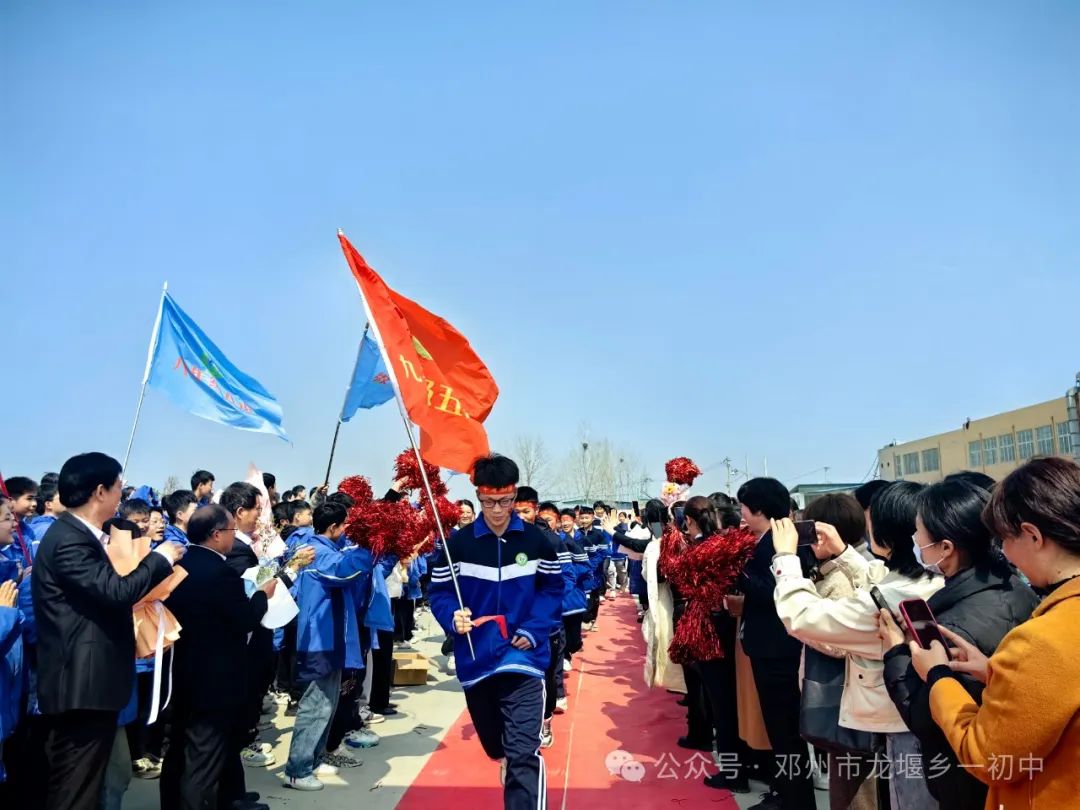 冲刺百天 决胜中考一一邓州市龙堰一初中  举行大型励志报告会 第33张