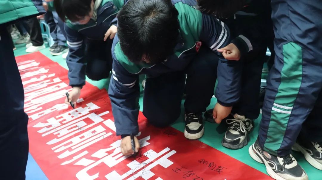 励志生涯话中考 家校共育开新篇——龙泉学校举行八年级生涯励志暨生、地中考动员大会 第16张