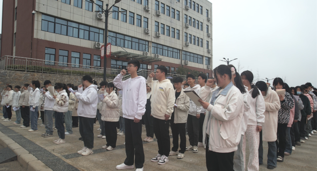 汝州市中等专业学校职教高考部举行“文明树新风 礼仪伴我行”升旗仪式 第8张