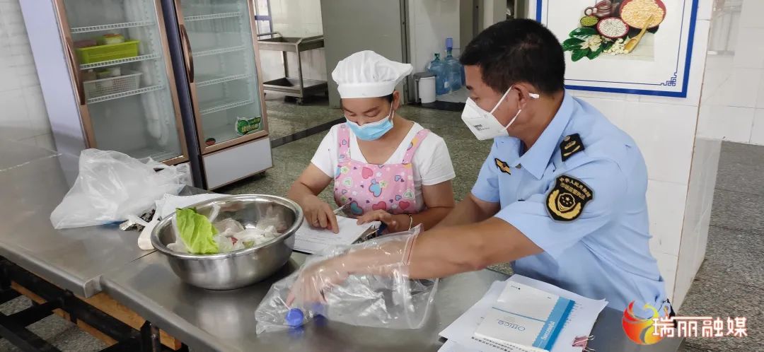 瑞丽市市场监督管理局为高考期间食品安全保驾护航 第3张 瑞丽市市场监督管理局为高考期间食品安全保驾护航 第3张