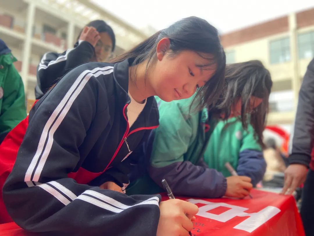 决战中考誓师日 逐梦未来金榜时 ——濮阳市华龙区华美学校举行2024届百日冲刺誓师大会 第37张