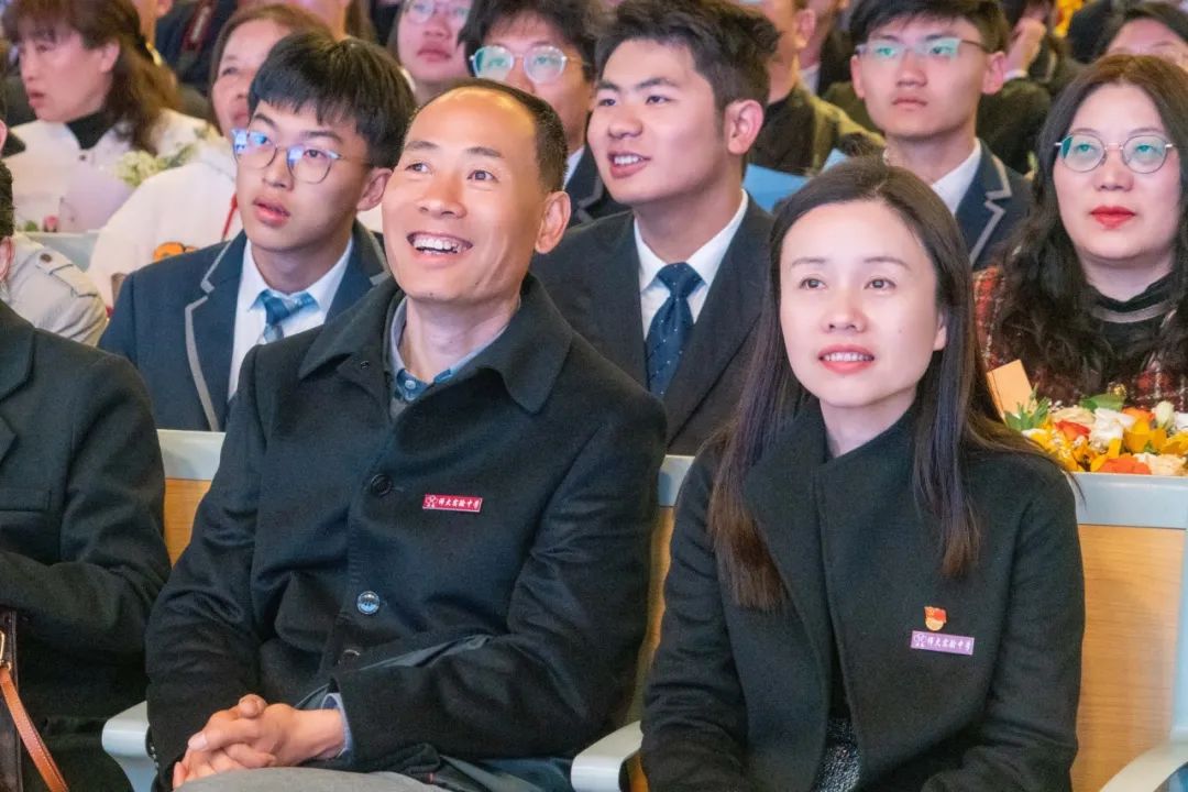 十八志,战高考 | 云南师范大学实验中学高2024届十八岁成人礼暨高考誓师大会 第19张 十八志,战高考 | 云南师范大学实验中学高2024届十八岁成人礼暨高考誓师大会 第19张