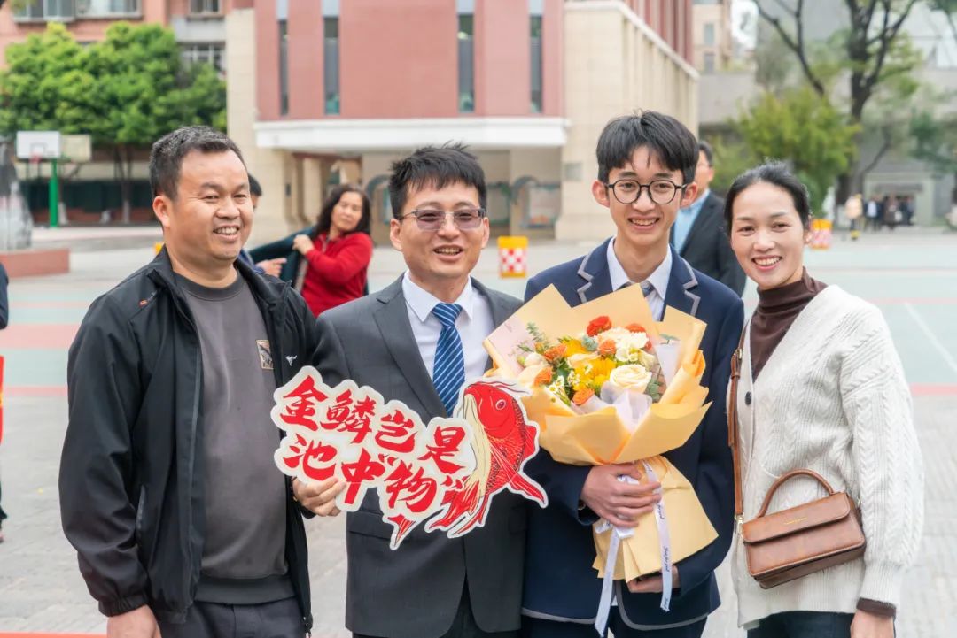 十八志,战高考 | 云南师范大学实验中学高2024届十八岁成人礼暨高考誓师大会 第84张 十八志,战高考 | 云南师范大学实验中学高2024届十八岁成人礼暨高考誓师大会 第84张