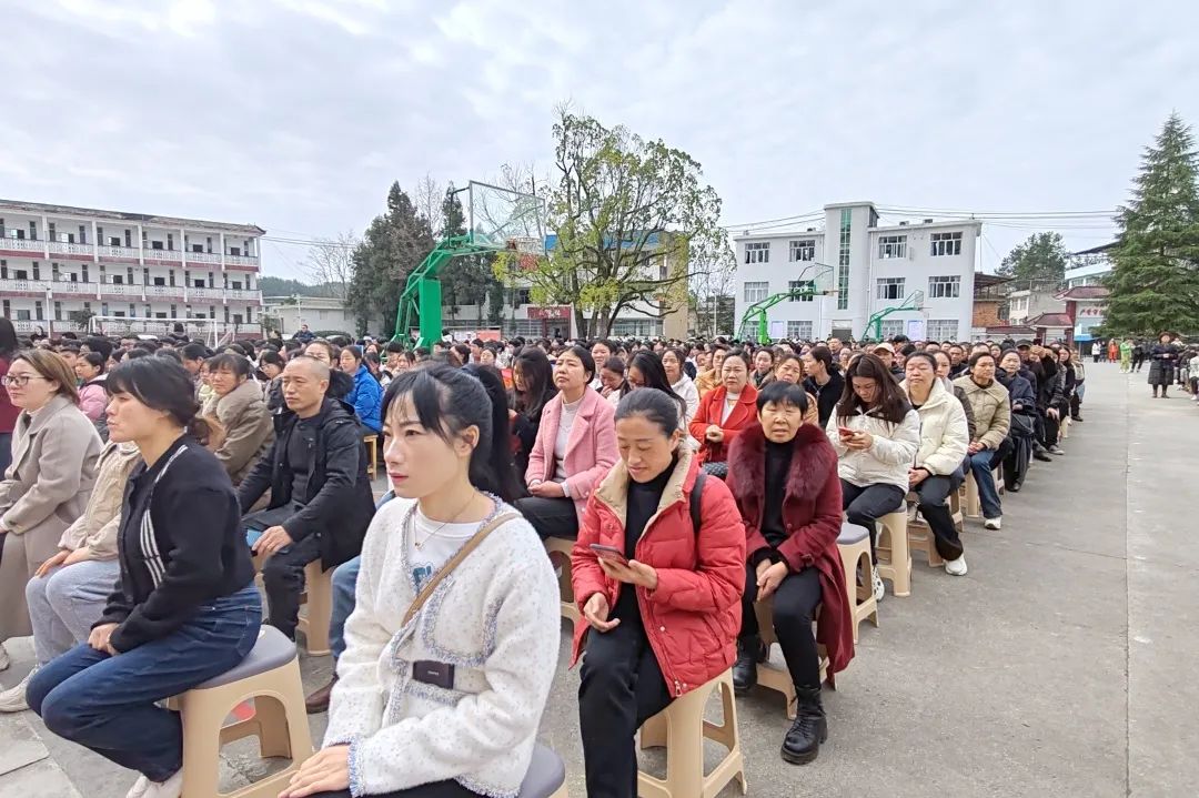 【砥砺奋进·决胜中考】利川市南坪乡民族初级中学2024年决胜中考誓师大会 第23张