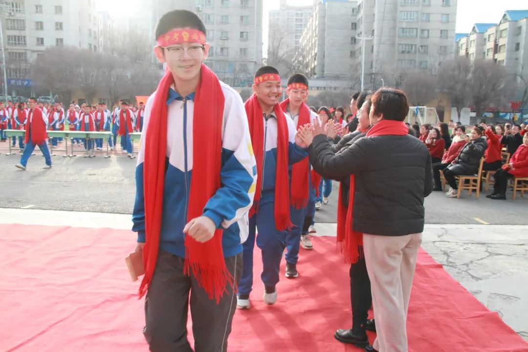 中考动员燃斗志 热辣滚烫逐梦想——十一师二中2024届毕业生备战中考动员大会 第37张 中考动员燃斗志 热辣滚烫逐梦想——十一师二中2024届毕业生备战中考动员大会 第37张