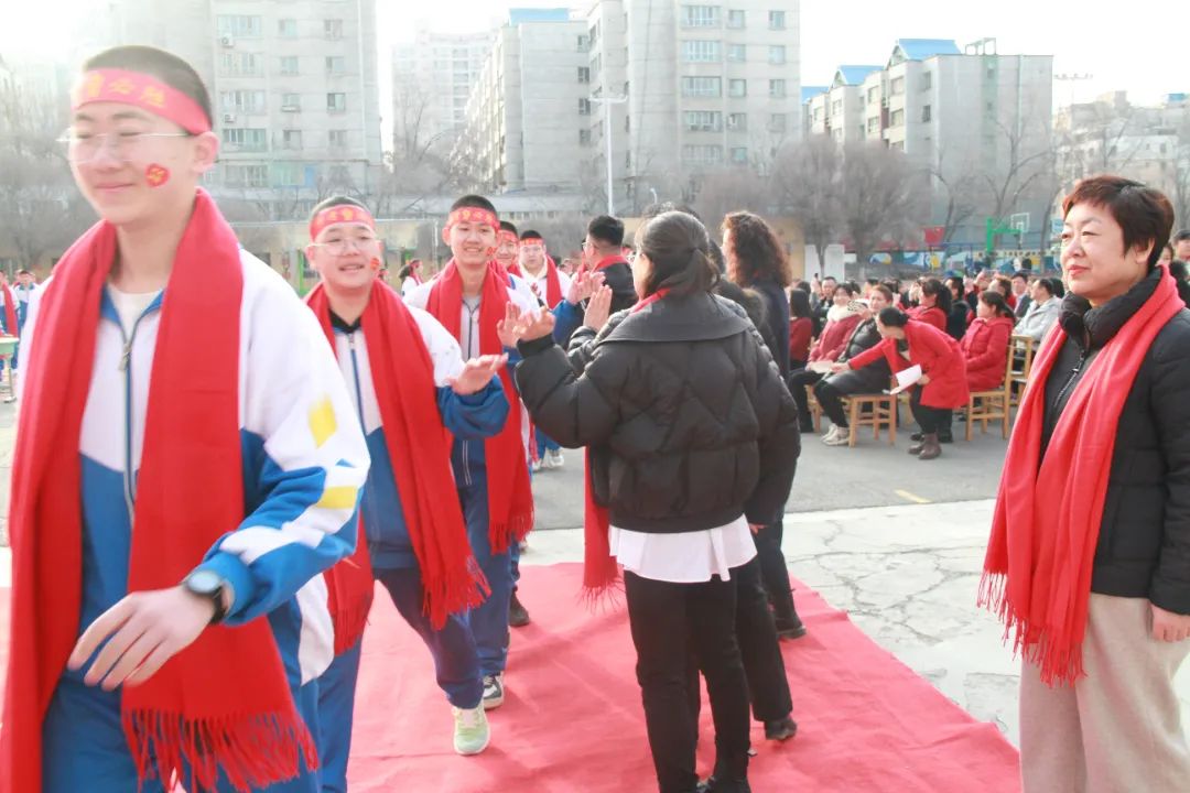 中考动员燃斗志 热辣滚烫逐梦想——十一师二中2024届毕业生备战中考动员大会 第39张 中考动员燃斗志 热辣滚烫逐梦想——十一师二中2024届毕业生备战中考动员大会 第39张