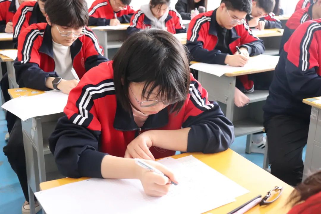 奋力拼搏 决战高考——高三年级举行第一次模拟考试 第9张 奋力拼搏 决战高考——高三年级举行第一次模拟考试 第9张