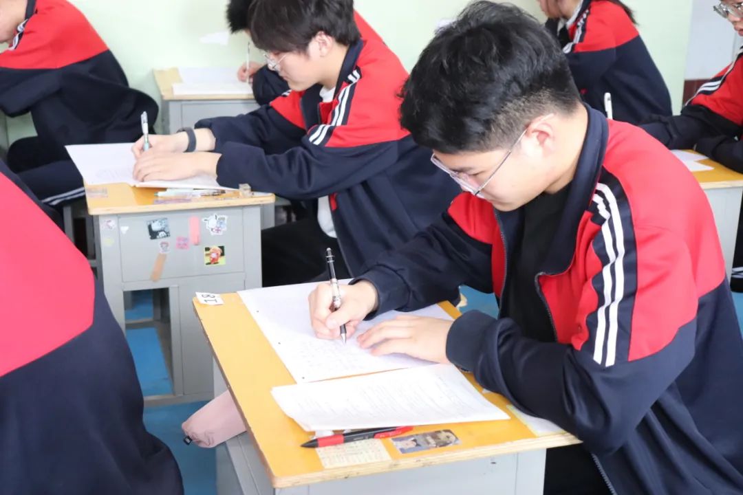 奋力拼搏 决战高考——高三年级举行第一次模拟考试 第10张 奋力拼搏 决战高考——高三年级举行第一次模拟考试 第10张