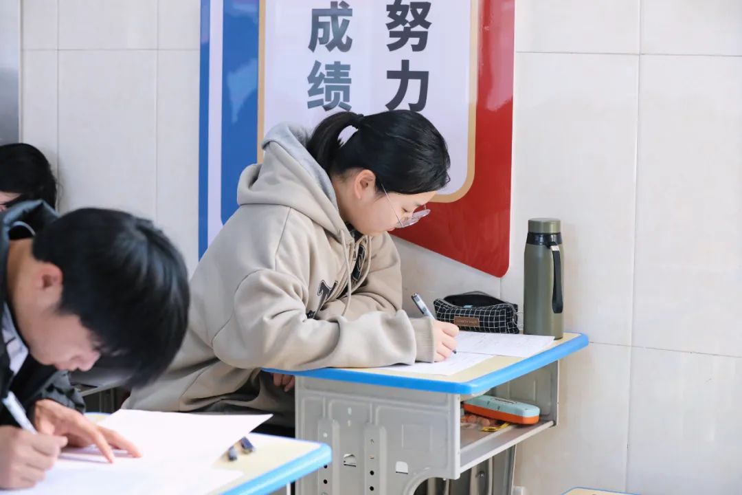 志在必得,高考必胜——春考冲刺班学子一模考试进行中 第7张 志在必得,高考必胜——春考冲刺班学子一模考试进行中 第7张