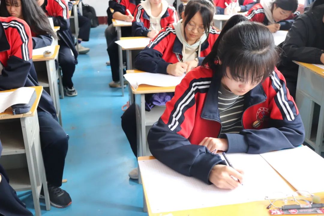 奋力拼搏 决战高考——高三年级举行第一次模拟考试 第2张 奋力拼搏 决战高考——高三年级举行第一次模拟考试 第2张