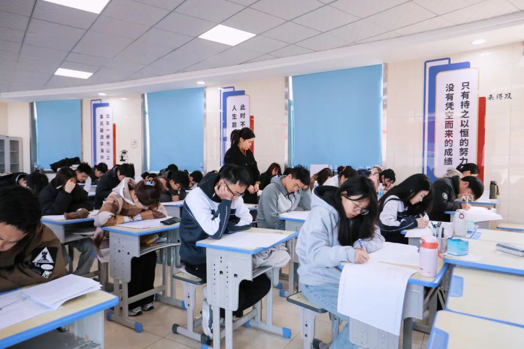 志在必得,高考必胜——春考冲刺班学子一模考试进行中 第15张 志在必得,高考必胜——春考冲刺班学子一模考试进行中 第15张