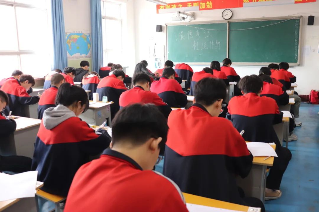 奋力拼搏 决战高考——高三年级举行第一次模拟考试 第12张 奋力拼搏 决战高考——高三年级举行第一次模拟考试 第12张