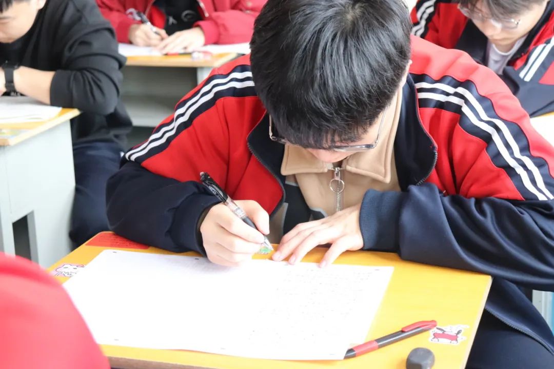 奋力拼搏 决战高考——高三年级举行第一次模拟考试 第6张 奋力拼搏 决战高考——高三年级举行第一次模拟考试 第6张