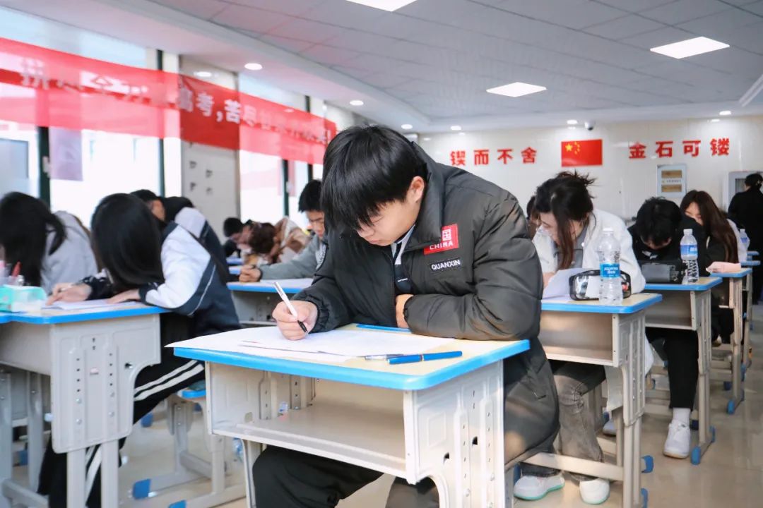 志在必得,高考必胜——春考冲刺班学子一模考试进行中 第6张 志在必得,高考必胜——春考冲刺班学子一模考试进行中 第6张