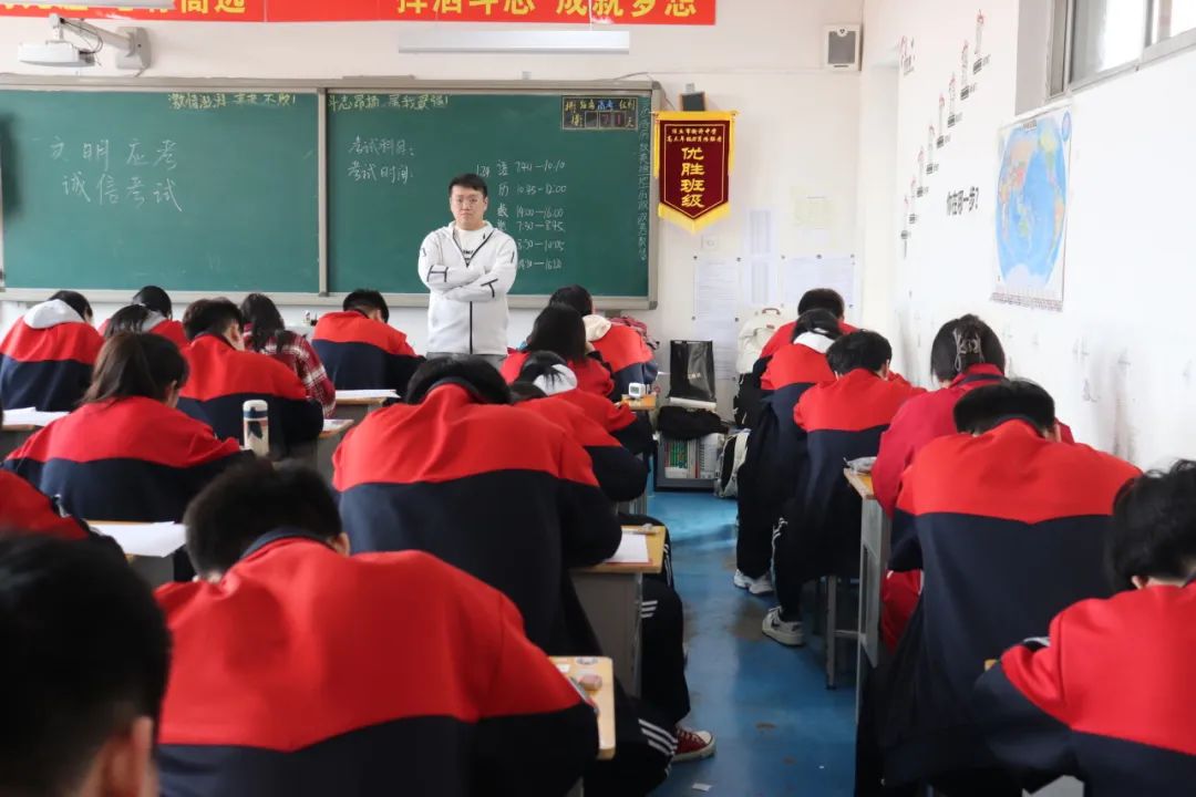 奋力拼搏 决战高考——高三年级举行第一次模拟考试 第3张 奋力拼搏 决战高考——高三年级举行第一次模拟考试 第3张