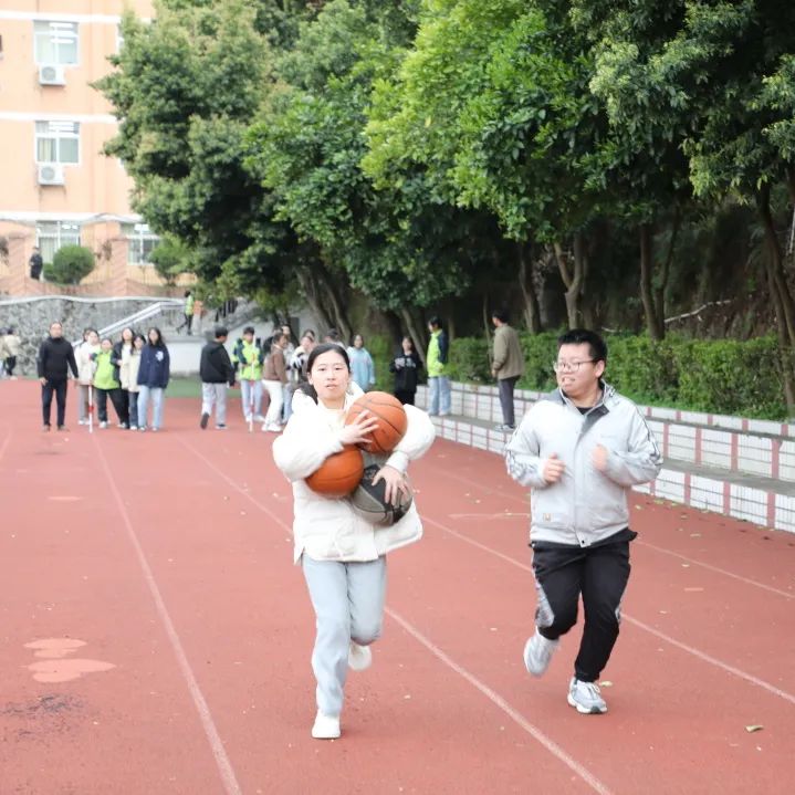 趣味减压增活力 赋能奔跑迎高考——赣县中学高三年级开展趣味减压活动 第16张 趣味减压增活力 赋能奔跑迎高考——赣县中学高三年级开展趣味减压活动 第16张