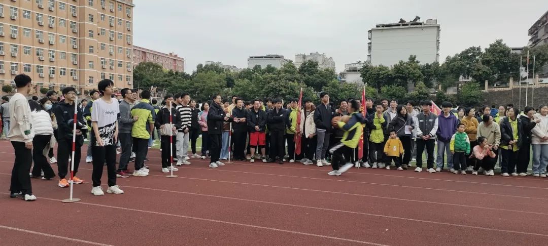 趣味减压增活力 赋能奔跑迎高考——赣县中学高三年级开展趣味减压活动 第5张 趣味减压增活力 赋能奔跑迎高考——赣县中学高三年级开展趣味减压活动 第5张