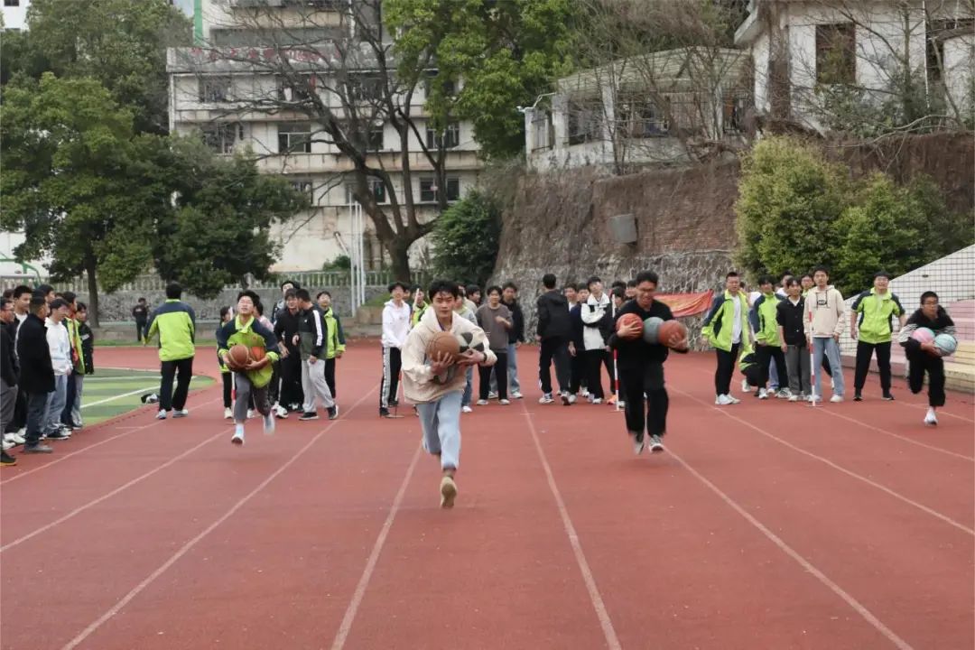 趣味减压增活力 赋能奔跑迎高考——赣县中学高三年级开展趣味减压活动 第13张 趣味减压增活力 赋能奔跑迎高考——赣县中学高三年级开展趣味减压活动 第13张