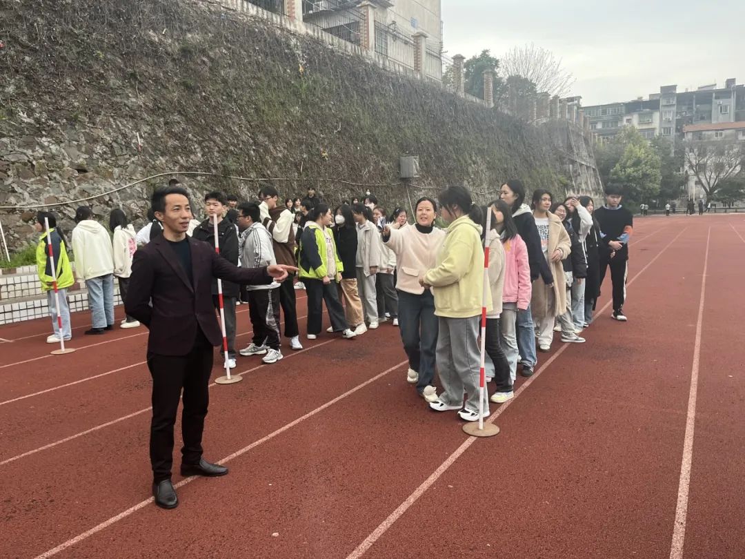 趣味减压增活力 赋能奔跑迎高考——赣县中学高三年级开展趣味减压活动 第3张 趣味减压增活力 赋能奔跑迎高考——赣县中学高三年级开展趣味减压活动 第3张