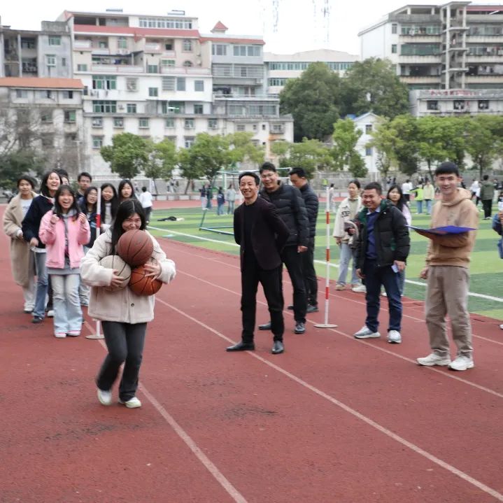 趣味减压增活力 赋能奔跑迎高考——赣县中学高三年级开展趣味减压活动 第18张 趣味减压增活力 赋能奔跑迎高考——赣县中学高三年级开展趣味减压活动 第18张