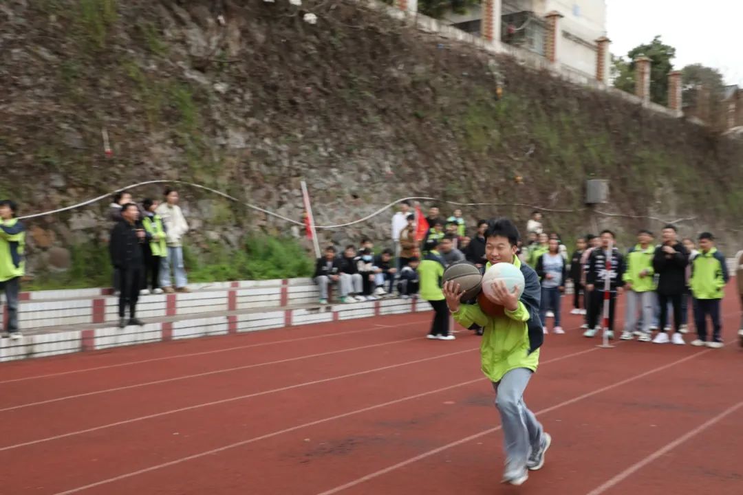趣味减压增活力 赋能奔跑迎高考——赣县中学高三年级开展趣味减压活动 第11张 趣味减压增活力 赋能奔跑迎高考——赣县中学高三年级开展趣味减压活动 第11张