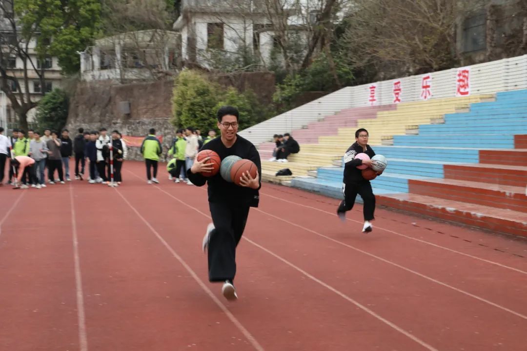 趣味减压增活力 赋能奔跑迎高考——赣县中学高三年级开展趣味减压活动 第12张 趣味减压增活力 赋能奔跑迎高考——赣县中学高三年级开展趣味减压活动 第12张