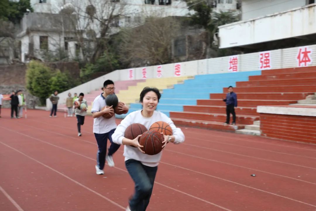 趣味减压增活力 赋能奔跑迎高考——赣县中学高三年级开展趣味减压活动 第15张 趣味减压增活力 赋能奔跑迎高考——赣县中学高三年级开展趣味减压活动 第15张