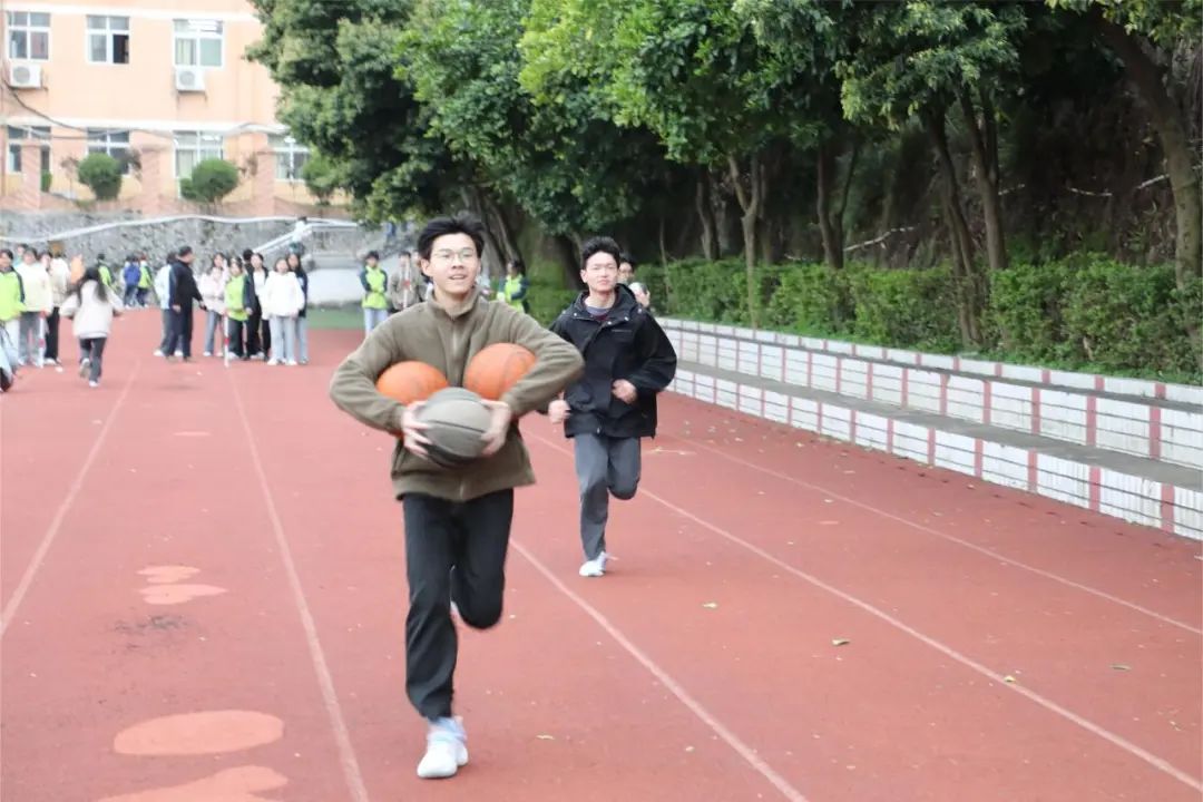 趣味减压增活力 赋能奔跑迎高考——赣县中学高三年级开展趣味减压活动 第21张 趣味减压增活力 赋能奔跑迎高考——赣县中学高三年级开展趣味减压活动 第21张