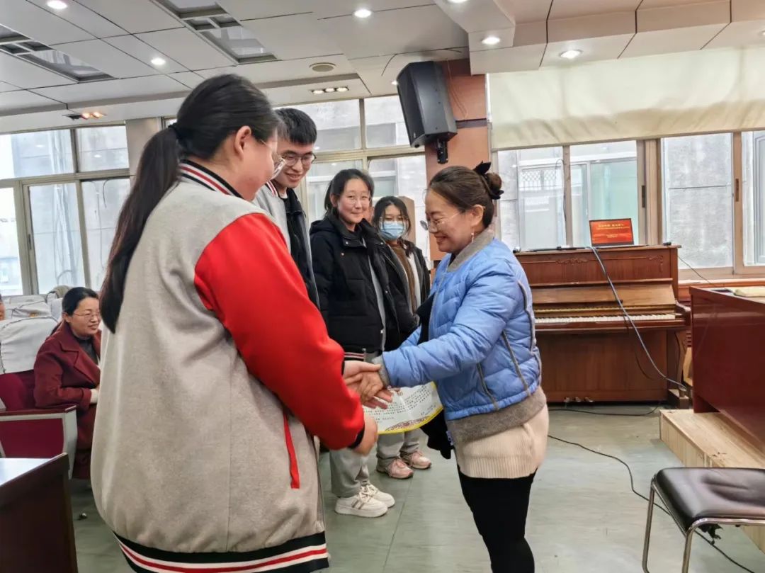 春风化雨,匠心育人|济宁二中举行高考70天倒计时目标生拜师仪式暨包保工作会议 第6张 春风化雨,匠心育人|济宁二中举行高考70天倒计时目标生拜师仪式暨包保工作会议 第6张
