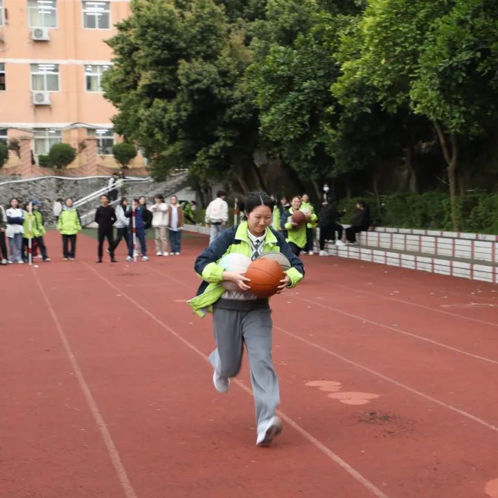 趣味减压增活力 赋能奔跑迎高考——赣县中学高三年级开展趣味减压活动 第19张 趣味减压增活力 赋能奔跑迎高考——赣县中学高三年级开展趣味减压活动 第19张