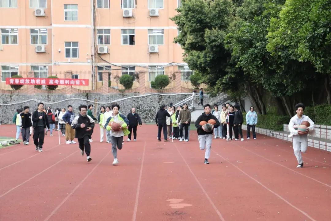 趣味减压增活力 赋能奔跑迎高考——赣县中学高三年级开展趣味减压活动 第14张 趣味减压增活力 赋能奔跑迎高考——赣县中学高三年级开展趣味减压活动 第14张