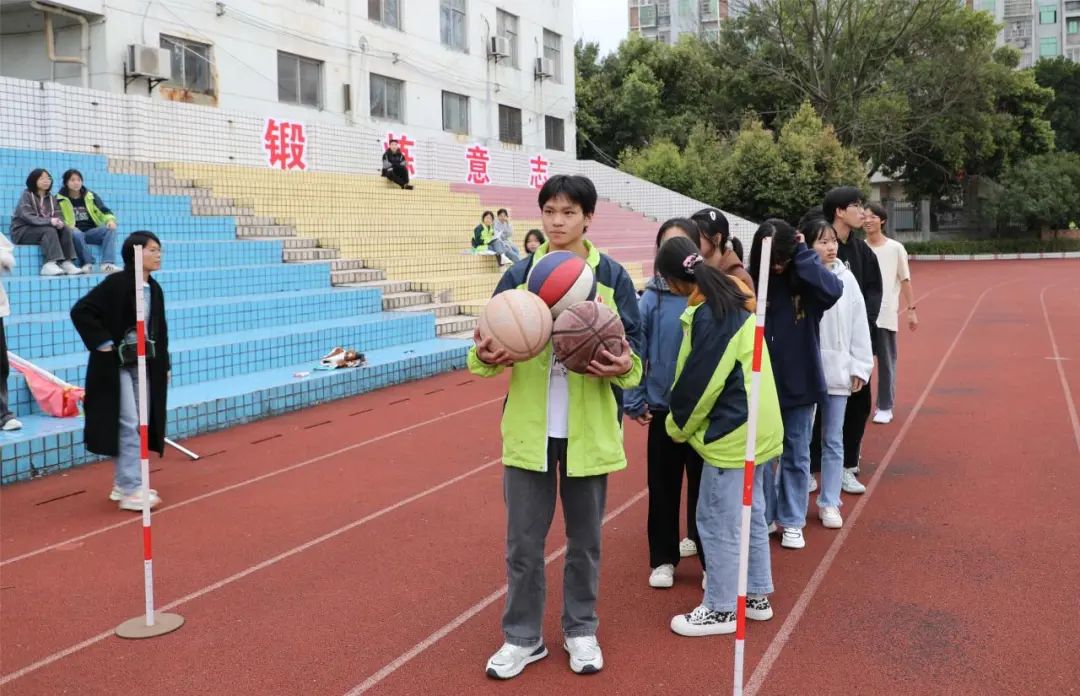 趣味减压增活力 赋能奔跑迎高考——赣县中学高三年级开展趣味减压活动 第6张 趣味减压增活力 赋能奔跑迎高考——赣县中学高三年级开展趣味减压活动 第6张