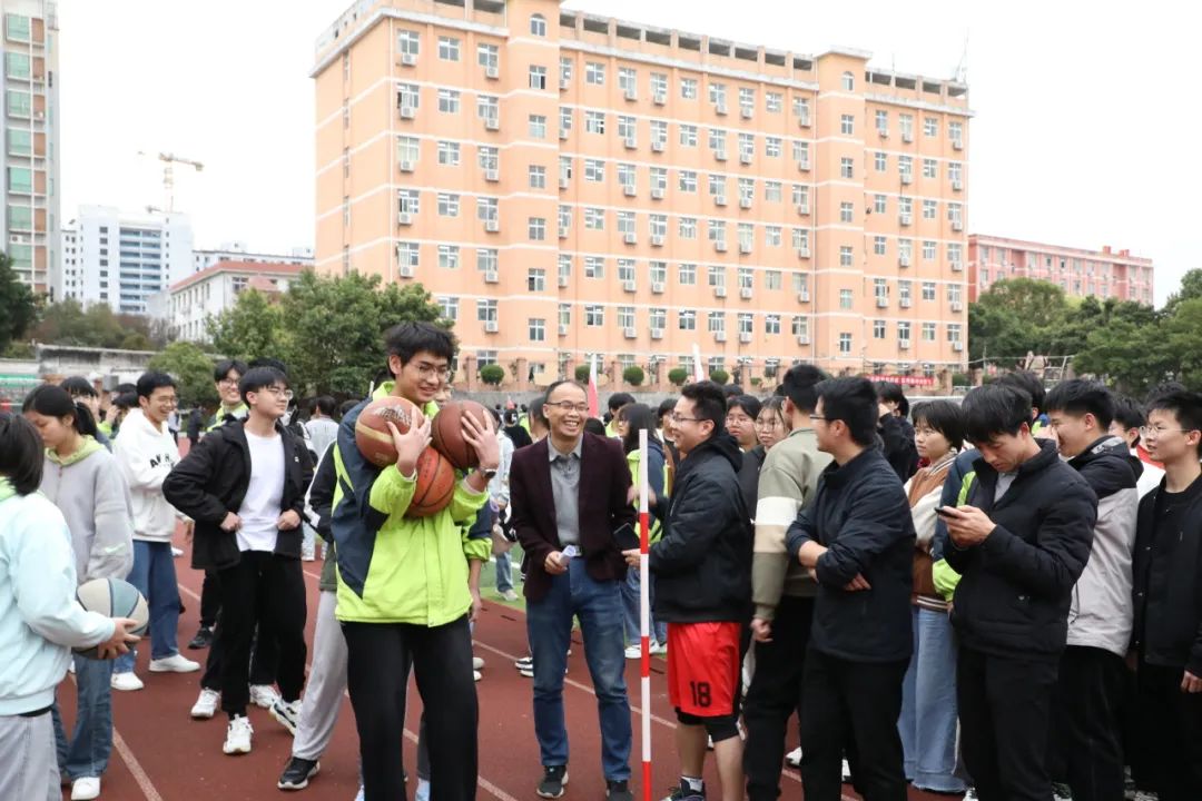 趣味减压增活力 赋能奔跑迎高考——赣县中学高三年级开展趣味减压活动 第7张 趣味减压增活力 赋能奔跑迎高考——赣县中学高三年级开展趣味减压活动 第7张