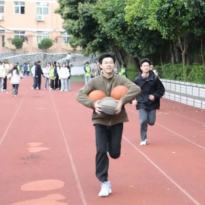 趣味减压增活力 赋能奔跑迎高考——赣县中学高三年级开展趣味减压活动 第10张 趣味减压增活力 赋能奔跑迎高考——赣县中学高三年级开展趣味减压活动 第10张