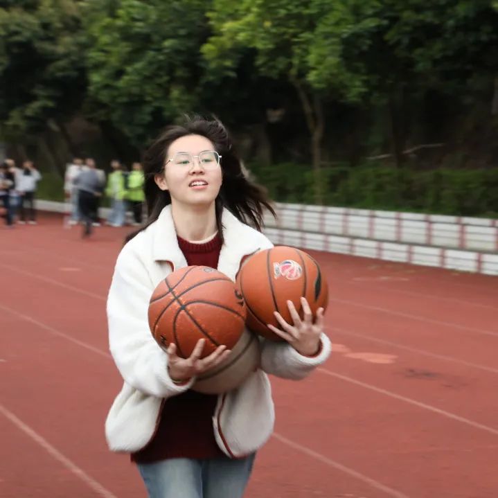 趣味减压增活力 赋能奔跑迎高考——赣县中学高三年级开展趣味减压活动 第17张 趣味减压增活力 赋能奔跑迎高考——赣县中学高三年级开展趣味减压活动 第17张