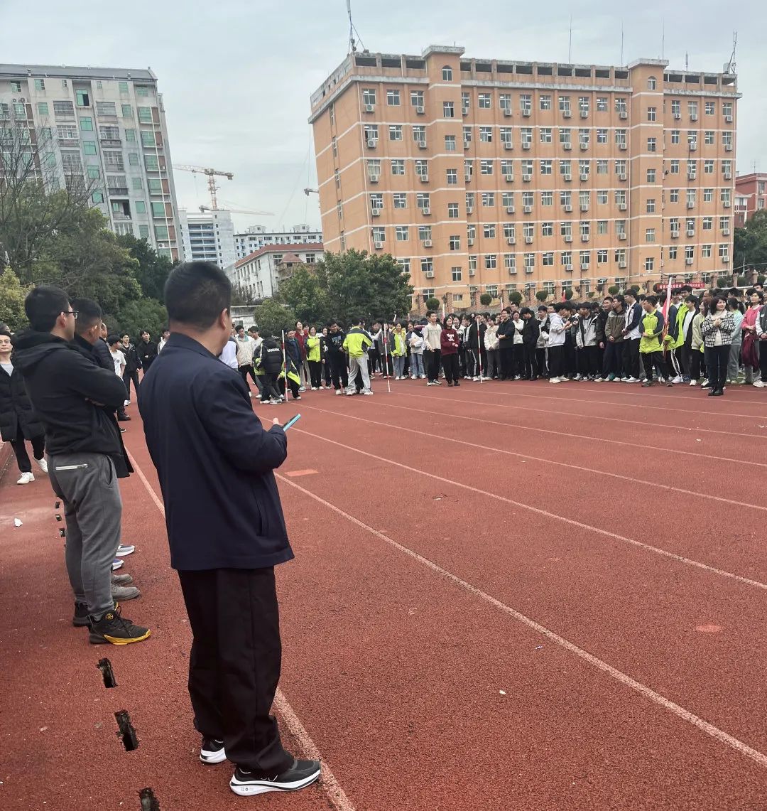 趣味减压增活力 赋能奔跑迎高考——赣县中学高三年级开展趣味减压活动 第4张 趣味减压增活力 赋能奔跑迎高考——赣县中学高三年级开展趣味减压活动 第4张