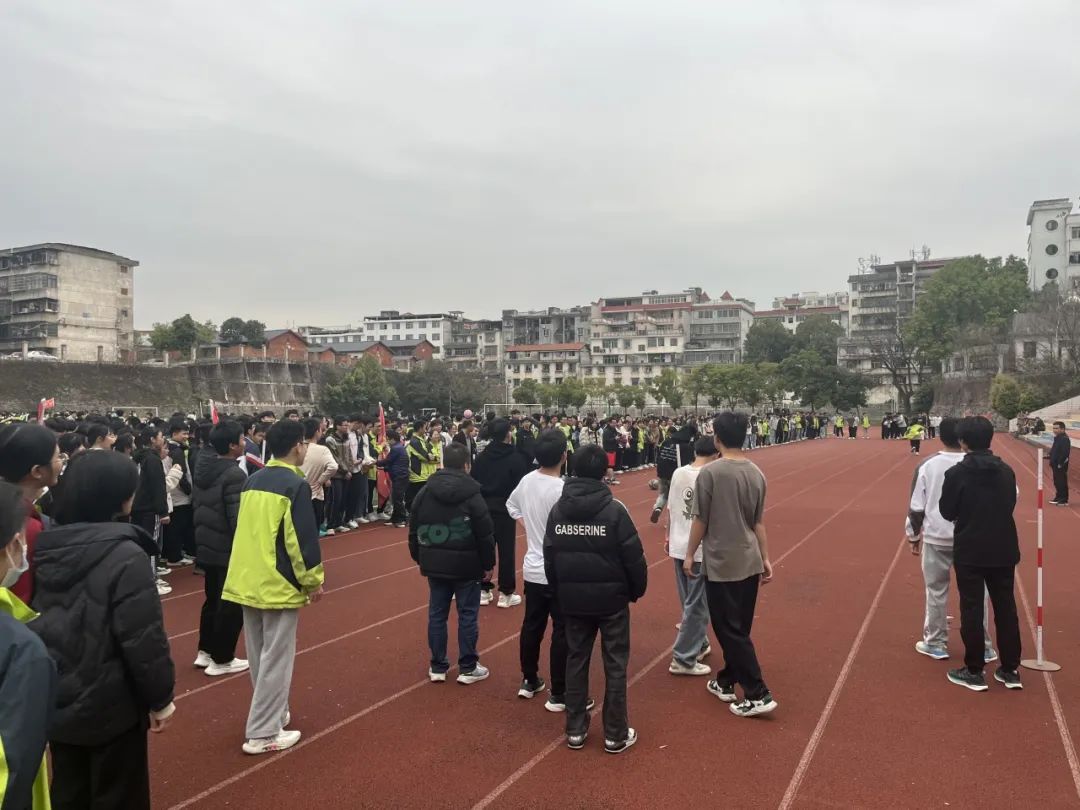 趣味减压增活力 赋能奔跑迎高考——赣县中学高三年级开展趣味减压活动 第8张 趣味减压增活力 赋能奔跑迎高考——赣县中学高三年级开展趣味减压活动 第8张