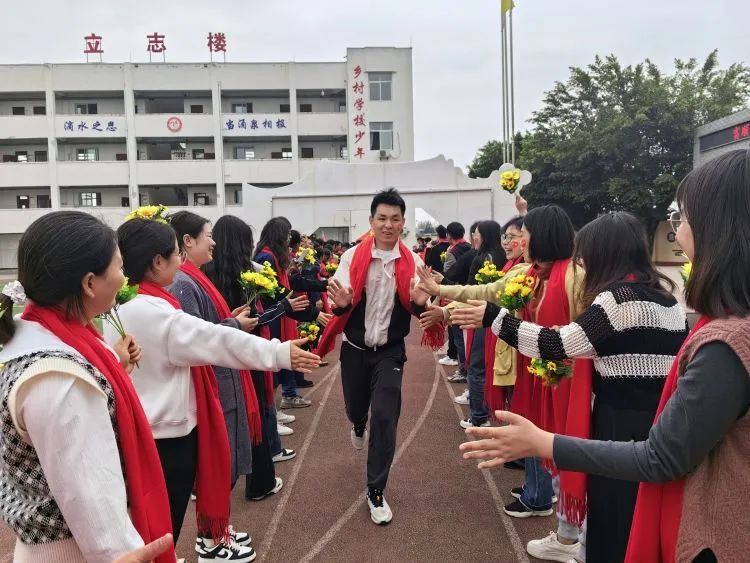 百日战中考,誓当凌绝顶 —— 富顺县飞龙镇九年制学校中考誓师大会 第21张 百日战中考,誓当凌绝顶 —— 富顺县飞龙镇九年制学校中考誓师大会 第21张