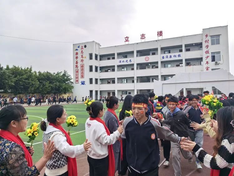 百日战中考,誓当凌绝顶 —— 富顺县飞龙镇九年制学校中考誓师大会 第15张 百日战中考,誓当凌绝顶 —— 富顺县飞龙镇九年制学校中考誓师大会 第15张