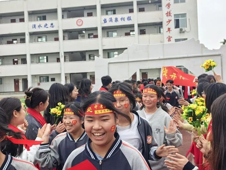 百日战中考,誓当凌绝顶 —— 富顺县飞龙镇九年制学校中考誓师大会 第17张 百日战中考,誓当凌绝顶 —— 富顺县飞龙镇九年制学校中考誓师大会 第17张
