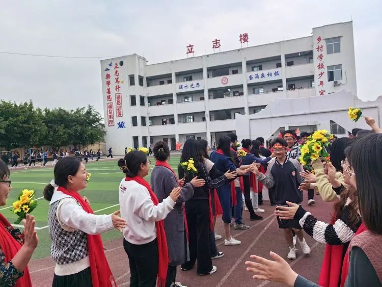 百日战中考,誓当凌绝顶 —— 富顺县飞龙镇九年制学校中考誓师大会 第16张 百日战中考,誓当凌绝顶 —— 富顺县飞龙镇九年制学校中考誓师大会 第16张