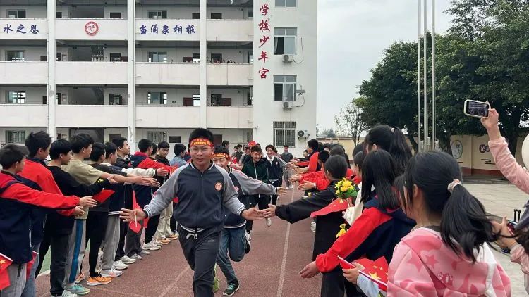 百日战中考,誓当凌绝顶 —— 富顺县飞龙镇九年制学校中考誓师大会 第23张 百日战中考,誓当凌绝顶 —— 富顺县飞龙镇九年制学校中考誓师大会 第23张