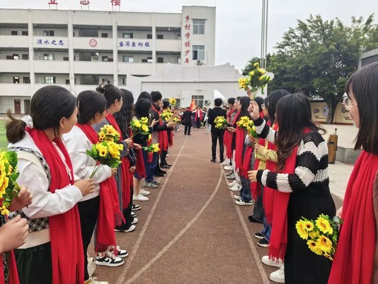 百日战中考,誓当凌绝顶 —— 富顺县飞龙镇九年制学校中考誓师大会 第19张 百日战中考,誓当凌绝顶 —— 富顺县飞龙镇九年制学校中考誓师大会 第19张