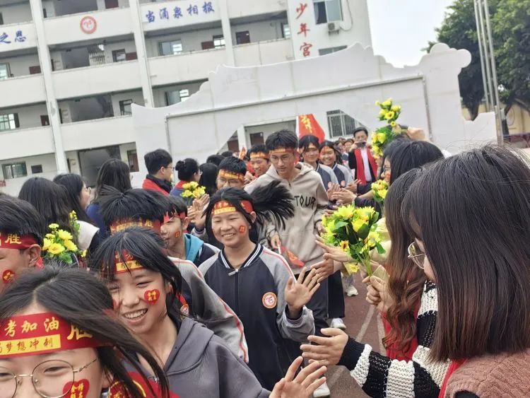 百日战中考,誓当凌绝顶 —— 富顺县飞龙镇九年制学校中考誓师大会 第20张 百日战中考,誓当凌绝顶 —— 富顺县飞龙镇九年制学校中考誓师大会 第20张