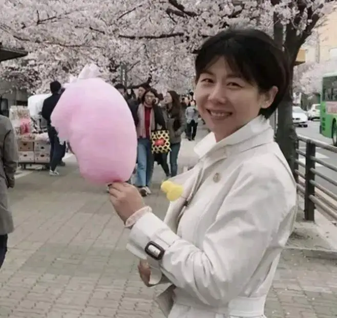 高考687分女状元,被父亲偷改志愿错失北大,毕业24年不回家,再联系时一句话让母亲泪崩 第2张