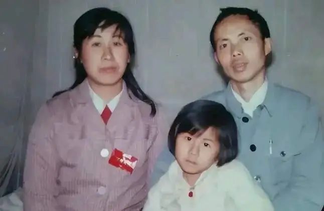高考687分女状元,被父亲偷改志愿错失北大,毕业24年不回家,再联系时一句话让母亲泪崩 第1张