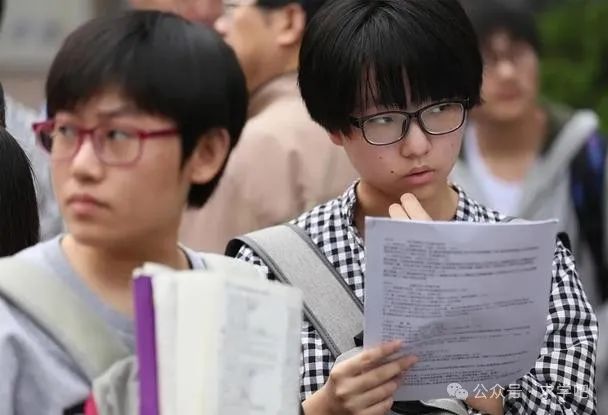 初三学生被要求签字“放弃高考”,反应过来后大哭,家长左右为难 第7张