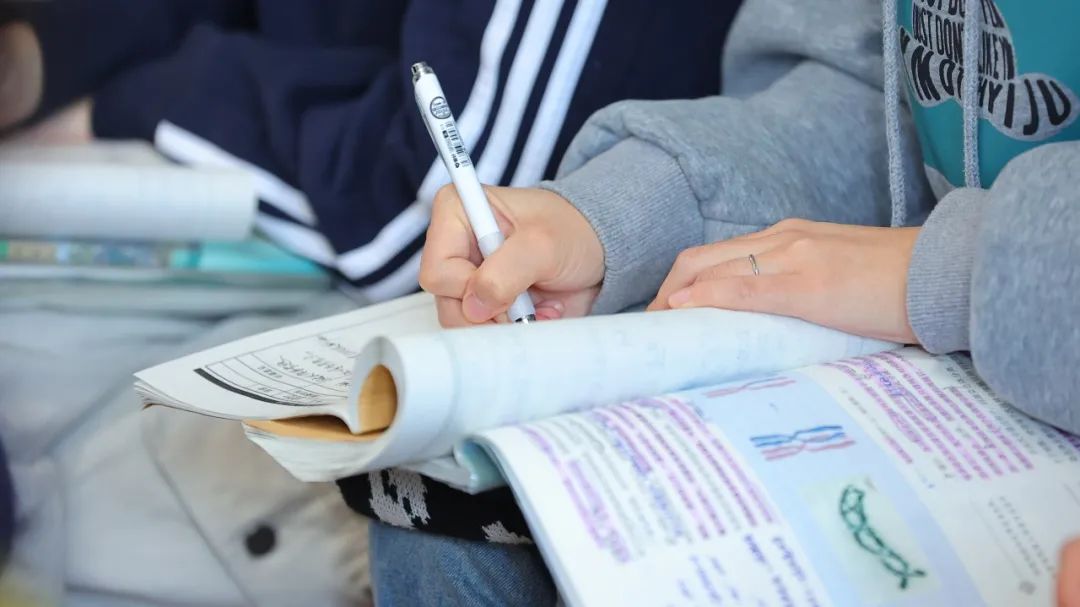 盐山八中 |名师云集,共研高考——河间英华学校邀请我校优秀学科组长共研2024高考 第12张 盐山八中 |名师云集,共研高考——河间英华学校邀请我校优秀学科组长共研2024高考 第12张